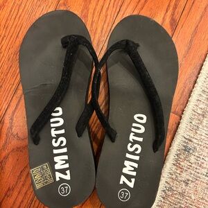 ZMISTUO Black Flip Flops